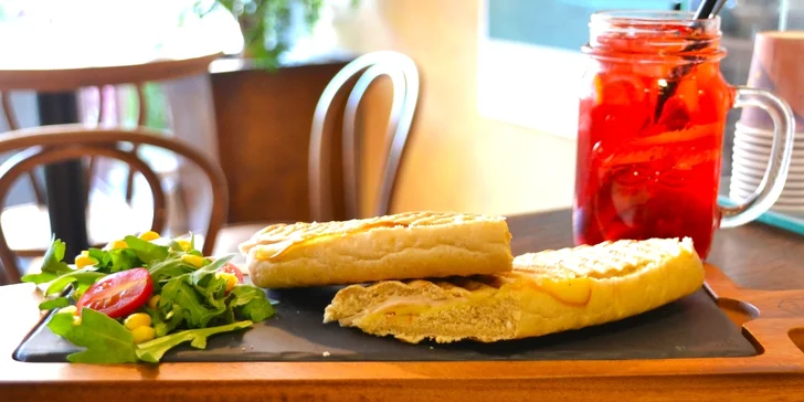 Pohoda v Café Mozart: káva a zákusek či pohár, anebo panini a limonáda