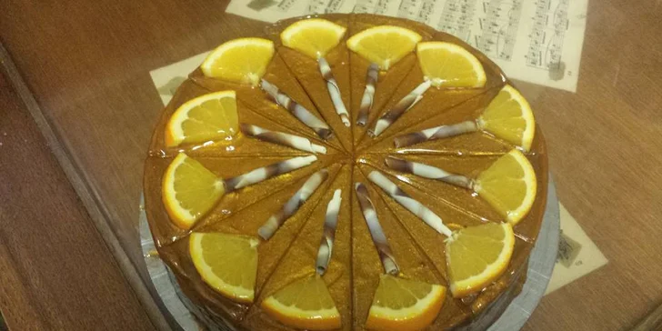 Pohoda v Café Mozart: káva a zákusek či pohár, anebo panini a limonáda