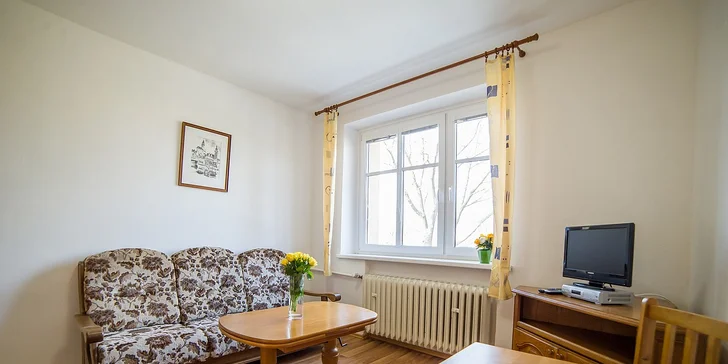 3denní pobyt pro 2 kousek od centra Krumlova: snídaně, výlety i láhev vína