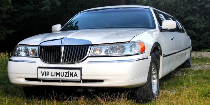 Oslavte to luxusně: pronájem luxusní limuzíny s řidičem a sekt až pro 8 osob