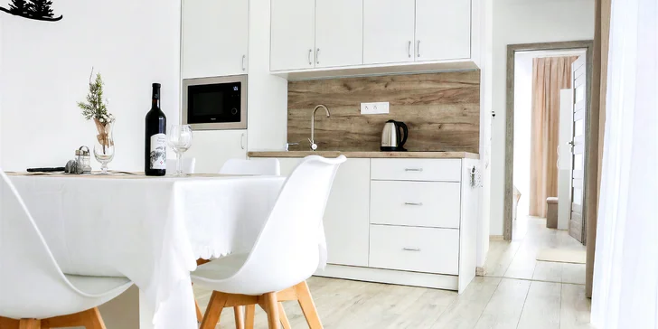 Rezort pod Roháčmi nabízí ubytování v apartmánovém domečku s kuchyňským koutem.