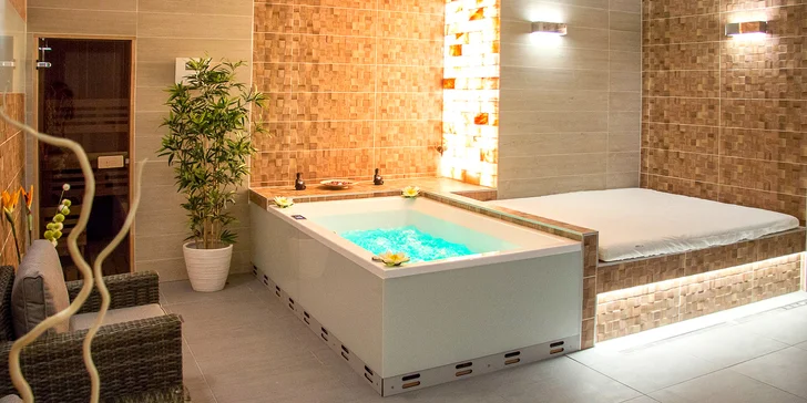 Romantický odpočinek v privátním wellness pro 2 osoby: finská sauna i hydromasážní vířivka