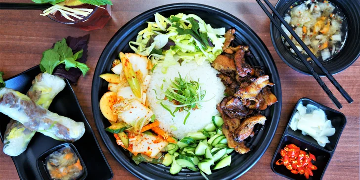 Jedná se o domácí rýžové menu s grilovanými plátky vepřového bůčku v autentické vietnamské marinádě podávané se speciální omáčkou. 