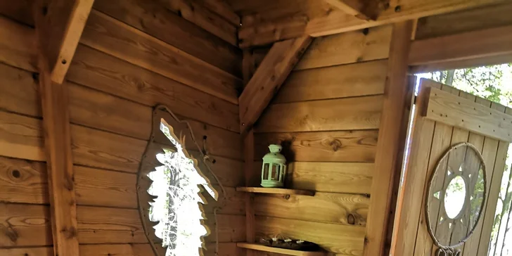 Vo vnútri nájdete aj kachle a ekologickú toaletu.