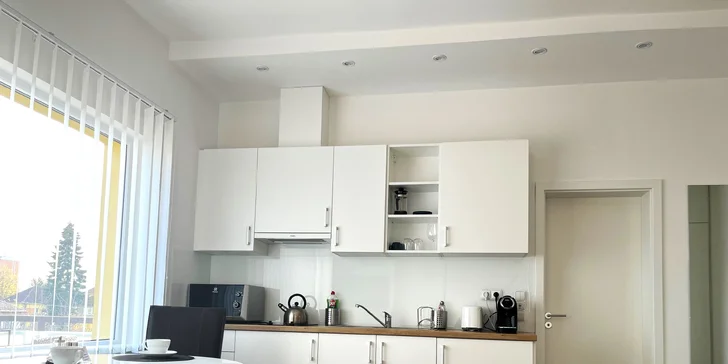Samozřejmostí je televize a Wi‑Fi připojení. (Na fotce dvoupodlažní apartmán.)