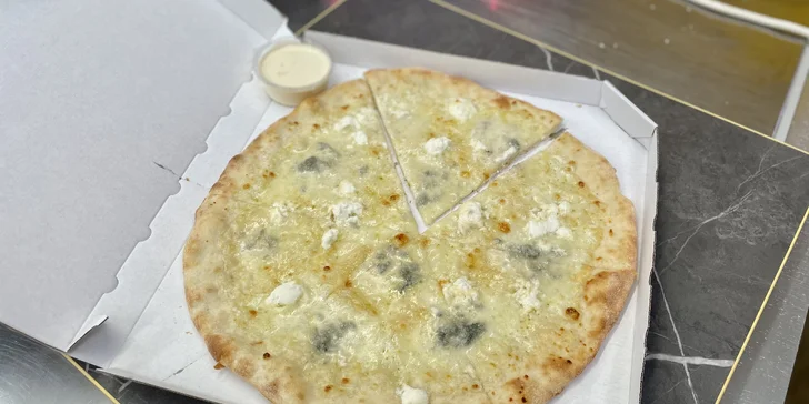 Záleží jen na vás, zda si pochutnáte na pizze o průměru 33 cm, nebo se pustíte do maxi verze o velikosti 45 cm. 
