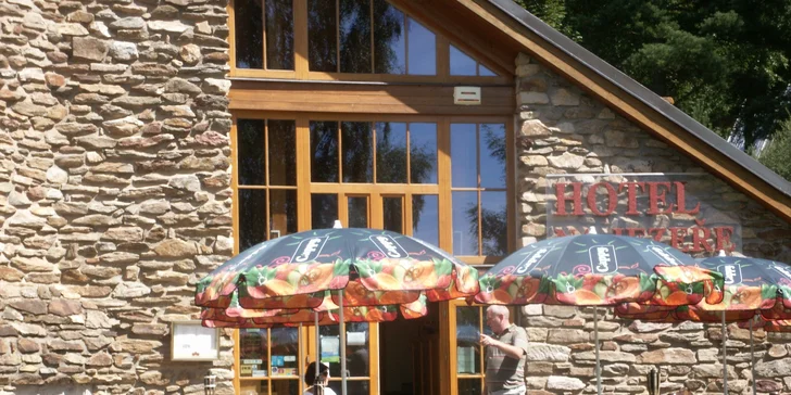Příjemné posezení na vás čeká na terase hotelu. Co si tu vychutnat kávu?