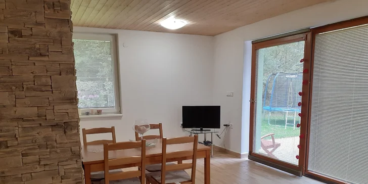 Z jídelny můžete vyjít rovnou na terasu před chatou.