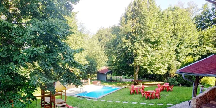 Potěší vás jistě i ping-pongový stůl, ohniště a v létě venkovní bazén. 