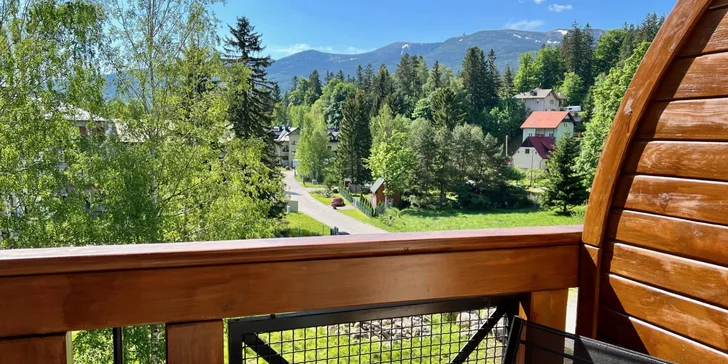 Z dvoulůžkového pokoje i z apartmánu můžete vyjít na balkon, který pokoje krásně prosvětluje.