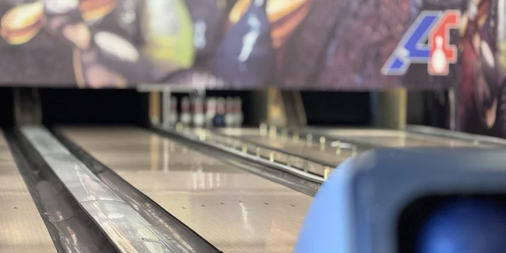 S jídlem si užijete i hodinu bowlingu na profesionální dráze, na které to můžete koulet až v 8 osobách. 
