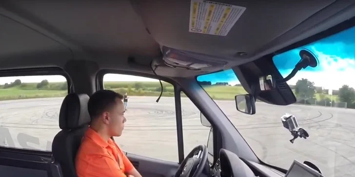 Od štátu môže Robo získať na úpravu motorového vozidla príspevok v max. výške 6 638,79 €. Avšak len pri splnení podmienky, že bude držiteľom vodičského oprávnenia. Robo si však vodičské oprávnenie môže urobiť len na opravenom aute.