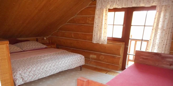 Tří až čtyřlůžkový pokoj v patře s balkonem.