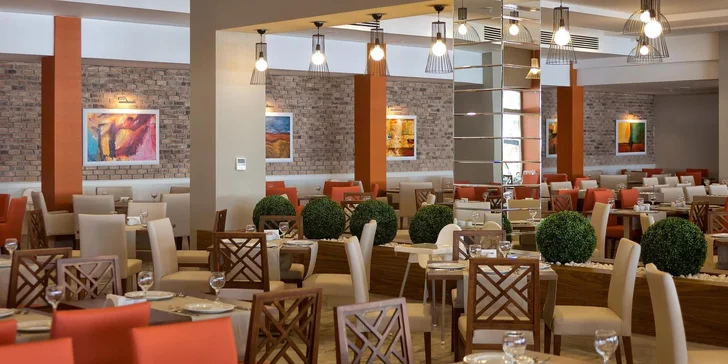 V hlavní restauraci kuchaři připravují speciality přímo před vašimi zraky v rámci konceptu show-cooking. 