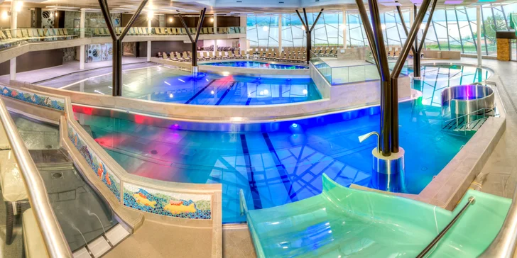 Vodní svět Thermalpark ŠÍRAVA se skládá ze čtyř vnitřních bazénů (relaxační, masážní, vlnový, dětský bazén) a ze čtyř venkovních bazénů (dva termální bazény, masážní, odpočinkový bazén).