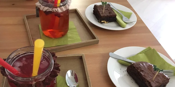 Domácí limonáda se podává ve stylových sklenicích.