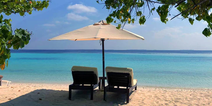Resort Vakarufalhi se nachází v atolu Ari přímo u běloskvoucí pláže.