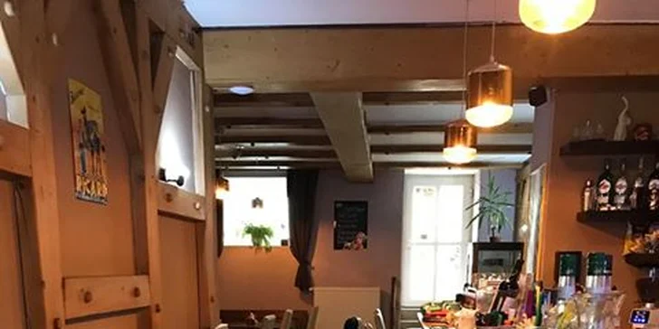 Netradiční Itálie: pizza s vlašskými ořechy, šunkou, sýrem a plněným těstem