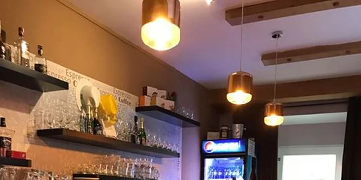 Netradiční Itálie: pizza s vlašskými ořechy, šunkou, sýrem a plněným těstem