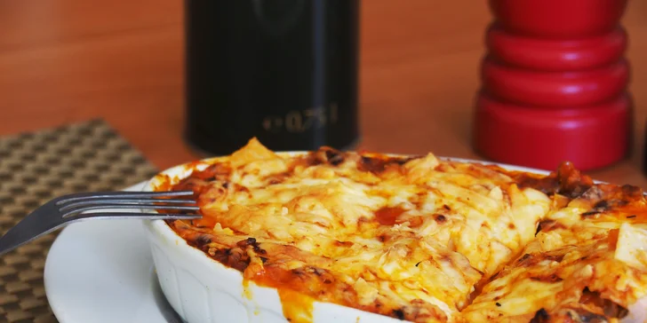 Čerstvé lasagne připravené přímo v peci na dřevo v pizzerii Amigo