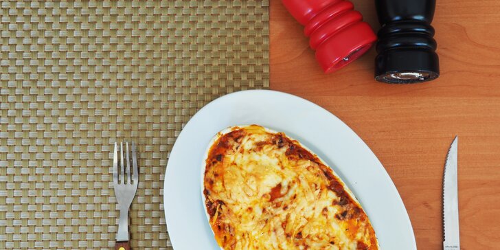 Čerstvé lasagne připravené přímo v peci na dřevo v pizzerii Amigo