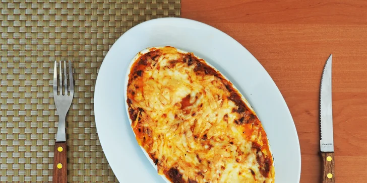 Čerstvé lasagne připravené přímo v peci na dřevo v pizzerii Amigo