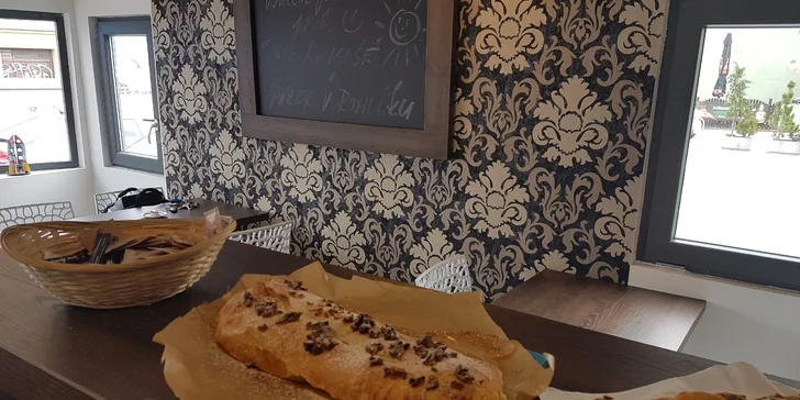 Detailní čištění karoserie, oplach kol a vydatná snídaně nebo svačina k tomu