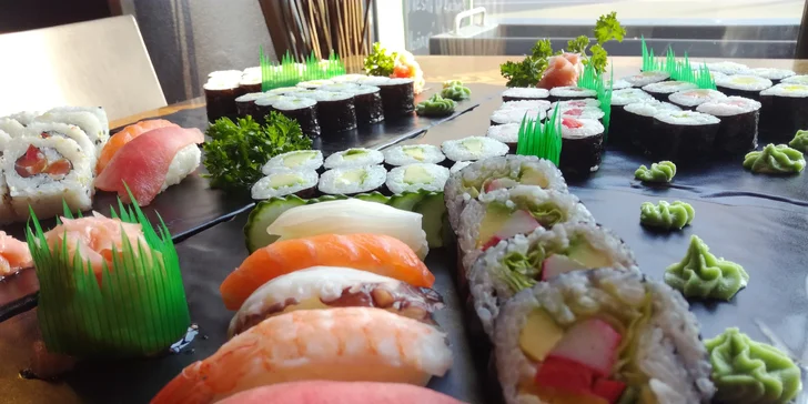 Sushi sety s 10 až 24 kousky: s chobotnicí, lososem, tuňákem i sépií