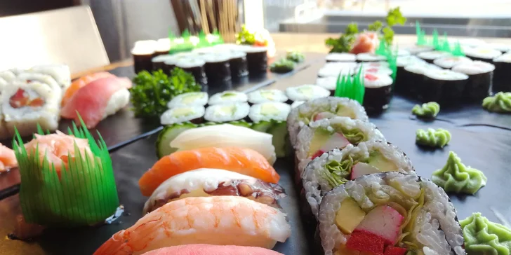 Sushi sety s 10 až 24 kousky: s chobotnicí, lososem, tuňákem i sépií