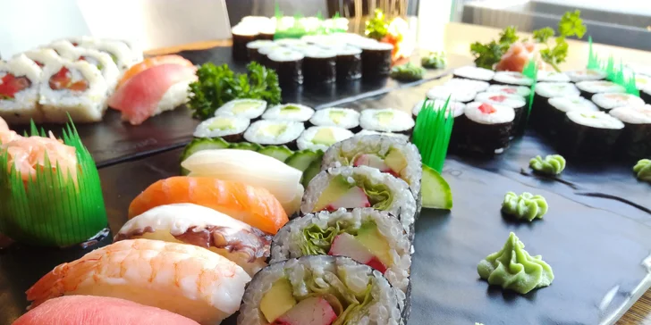 Sushi sety s 10 až 24 kousky: s chobotnicí, lososem, tuňákem i sépií