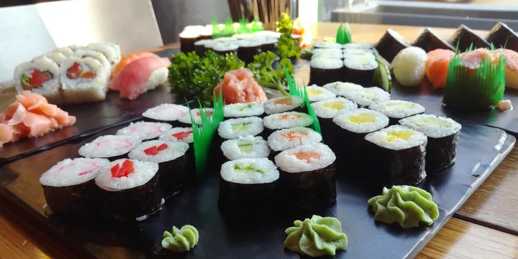 Sushi sety s 10 až 24 kousky: s chobotnicí, lososem, tuňákem i sépií