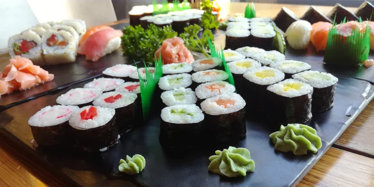Sushi sety s 10 až 24 kousky: s chobotnicí, lososem, tuňákem i sépií