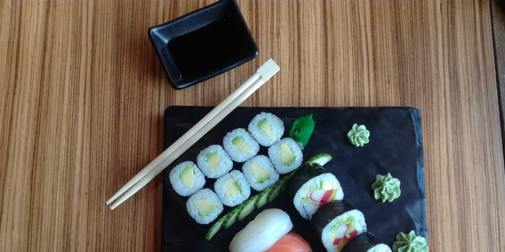 Sushi sety s 10 až 24 kousky: s chobotnicí, lososem, tuňákem i sépií