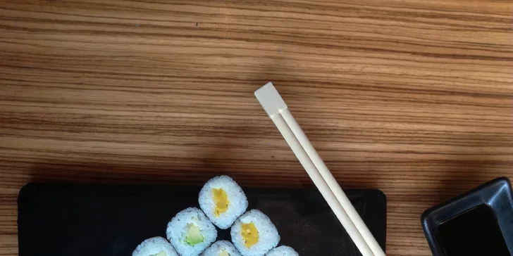 Sushi sety s 10 až 24 kousky: s chobotnicí, lososem, tuňákem i sépií
