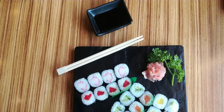 Sushi sety s 10 až 24 kousky: s chobotnicí, lososem, tuňákem i sépií