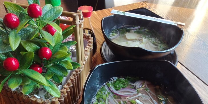 Oblíbená vietnamská polévka pho: silný hovězí nebo kuřecí vývar