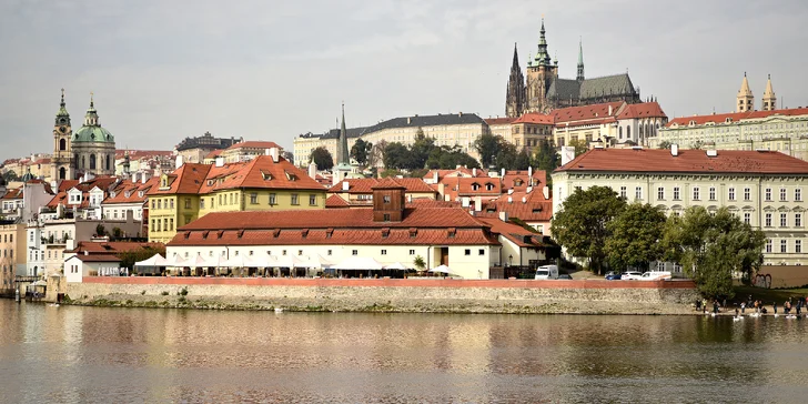 Silvestrovská plavba na lodi s dvojitou večeří, nápoji a půlnočním přípitkem