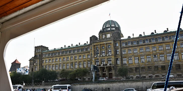 2hodinová plavba jako dárek: úžasný výhled a oběd či večeře na palubě