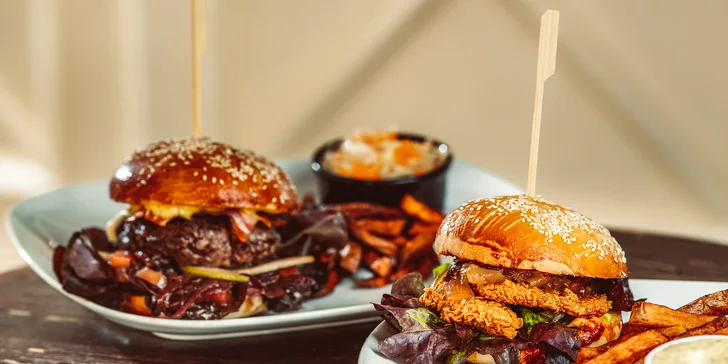 Hovězí, kuřecí nebo vege burger, hranolky a salát u náplavky až pro 4 osoby
