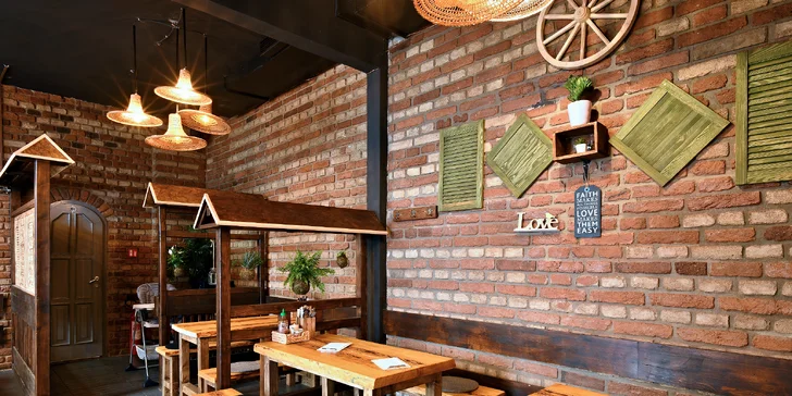 Zastávka Novoměstská radnice je od restaurace pár kroků.