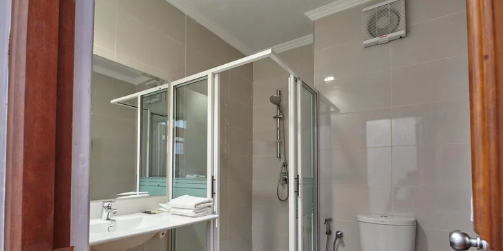 3* hotel se 2 bazény na Srí Lance pro nenáročné, přímo na pláži v oblasti Hikkaduwa