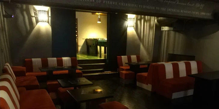 Užijte si večer: hodina kulečníku, šipek, ochutnávka rumu a whisky i kino