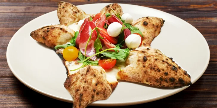 Netradiční Itálie: pizza s vlašskými ořechy, šunkou, sýrem a plněným těstem