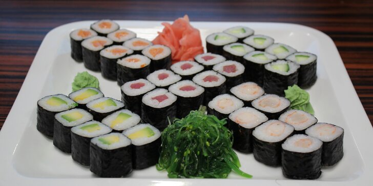 Smlsněte si na sushi: rolky s lososem, tuňákem i vege v setech 24–52 kusů