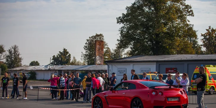 Jízda ve Ferrari, Lamborghini, Nissanu, Aston Martinu nebo Porsche a simulátor Škoda Fabia WRC