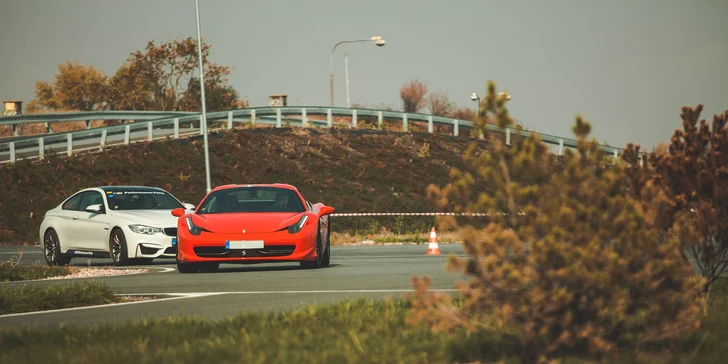 Jízda ve Ferrari, Porsche, Nissanu, Audi či rally taxi Ford a závodní simulátor ve virtuální realitě