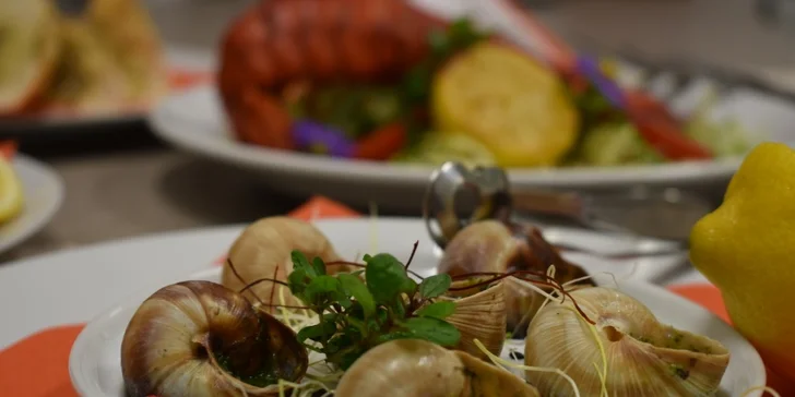 Luxusní 5chodové menu pro dva: hráškový krém, šneci, humr i panna cotta