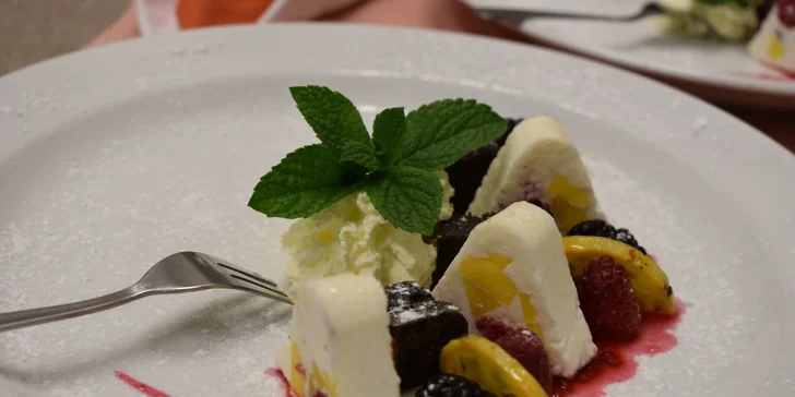 Luxusní 5chodové menu pro dva: hráškový krém, šneci, humr i panna cotta