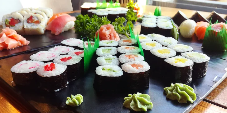 Sushi sety s 10 až 24 kousky: s chobotnicí, lososem, tuňákem i sépií