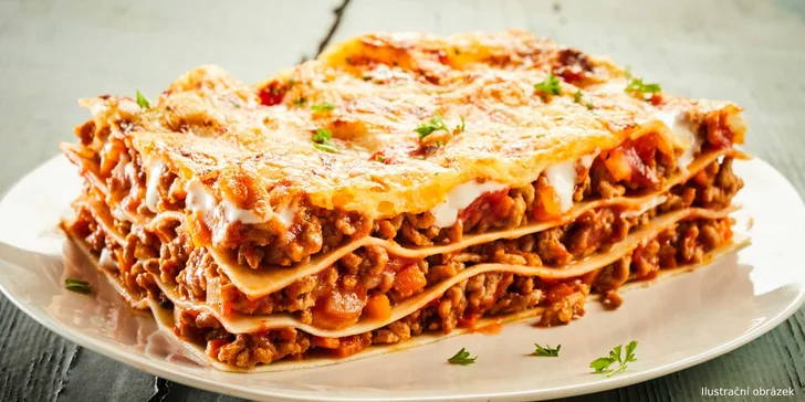 Čerstvé lasagne připravené přímo v peci na dřevo v pizzerii Amigo